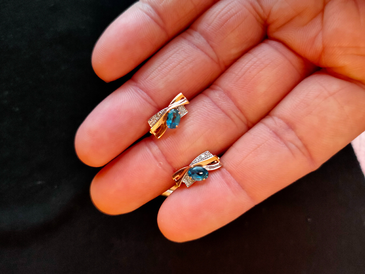 золотые серьги с облагороженым топазом.