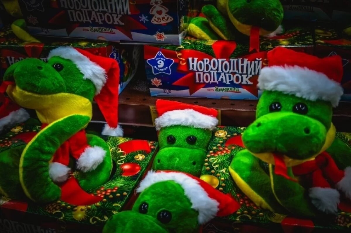    Новогодние подарки начали раздавать детям из томских малообеспеченных семей