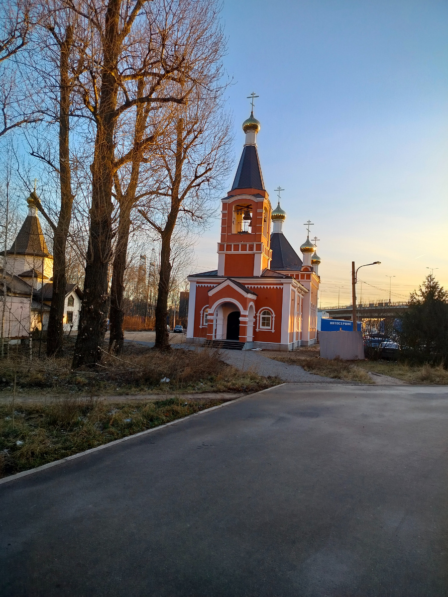 Храм в честь иконы Божией Матери "Знамение" Курско-Коренной. Новый пока закрыт. А в деревянном шла служба. Зашли. Постояли. Свечи поставили. Слава Богу за всё!
