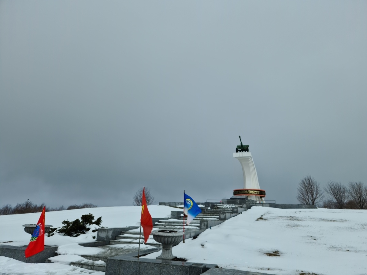 Памятник на перевале города Холмск
