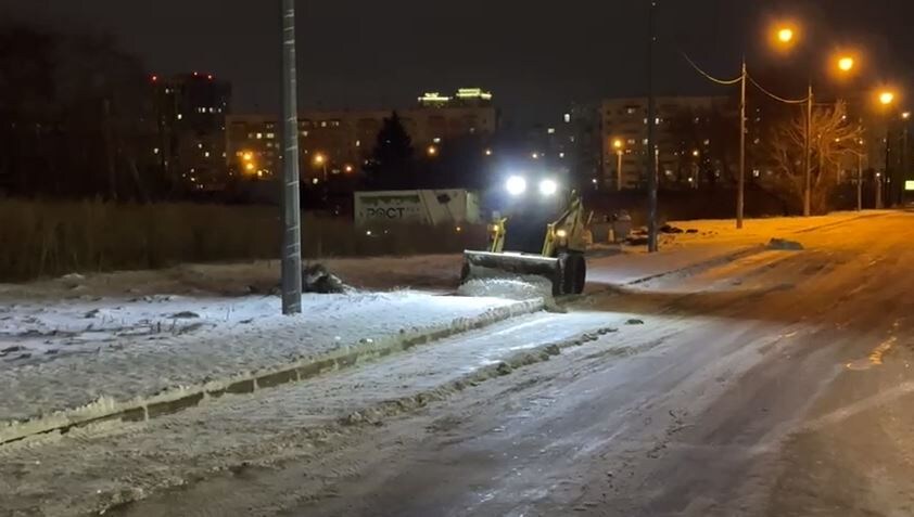     Ночью на уборку красноярских улиц вышло более 100 спецмашин