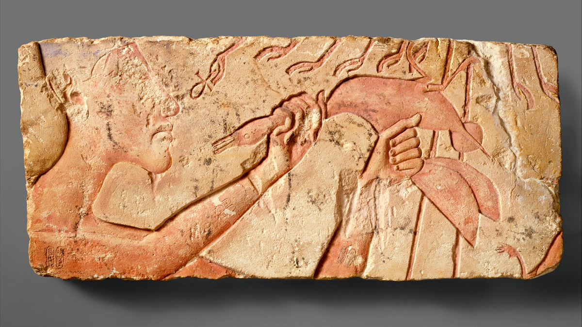 «Эхнатон приносит в жертву утку», талатат Атону в Ахетатоне, 1353–1336 гг. до н.э. Подробности ниже )))