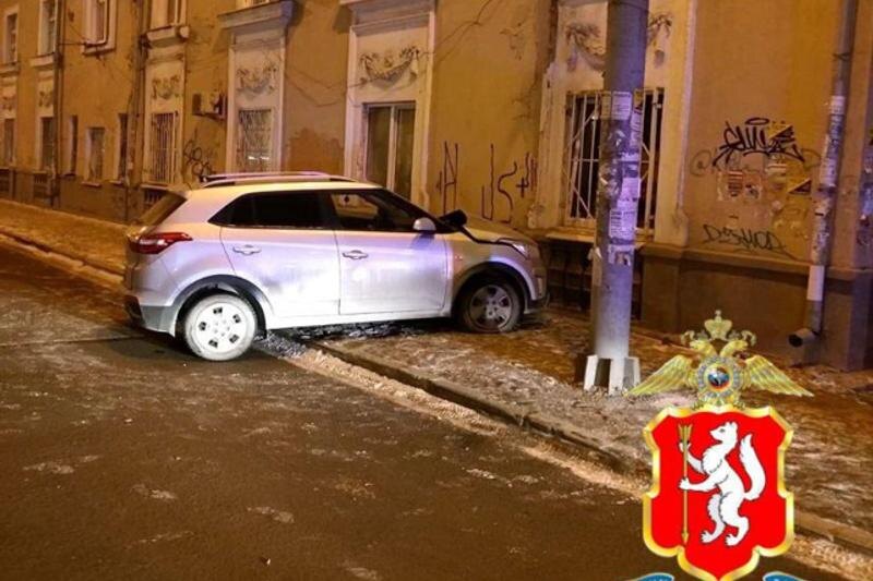    ГАИ Екатеринбурга / Нетрезвая женщина на машине врезалась в дом в Екатеринбурге