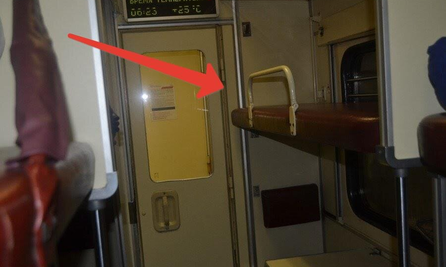 «Я беру верхнюю боковую полку у туалета. Оно лучшее и вот почему...»