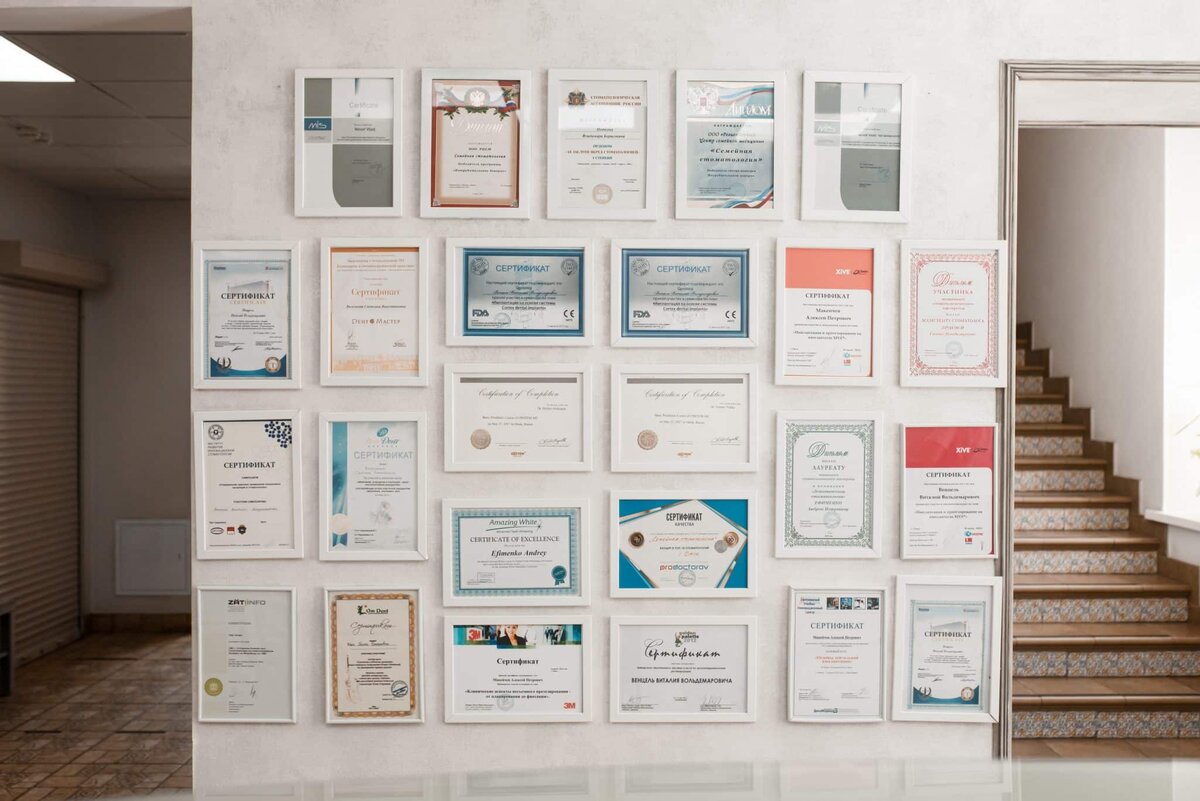   Одна из лестниц в стоматологии — на фото справа. Фото из vk.com/semstom55