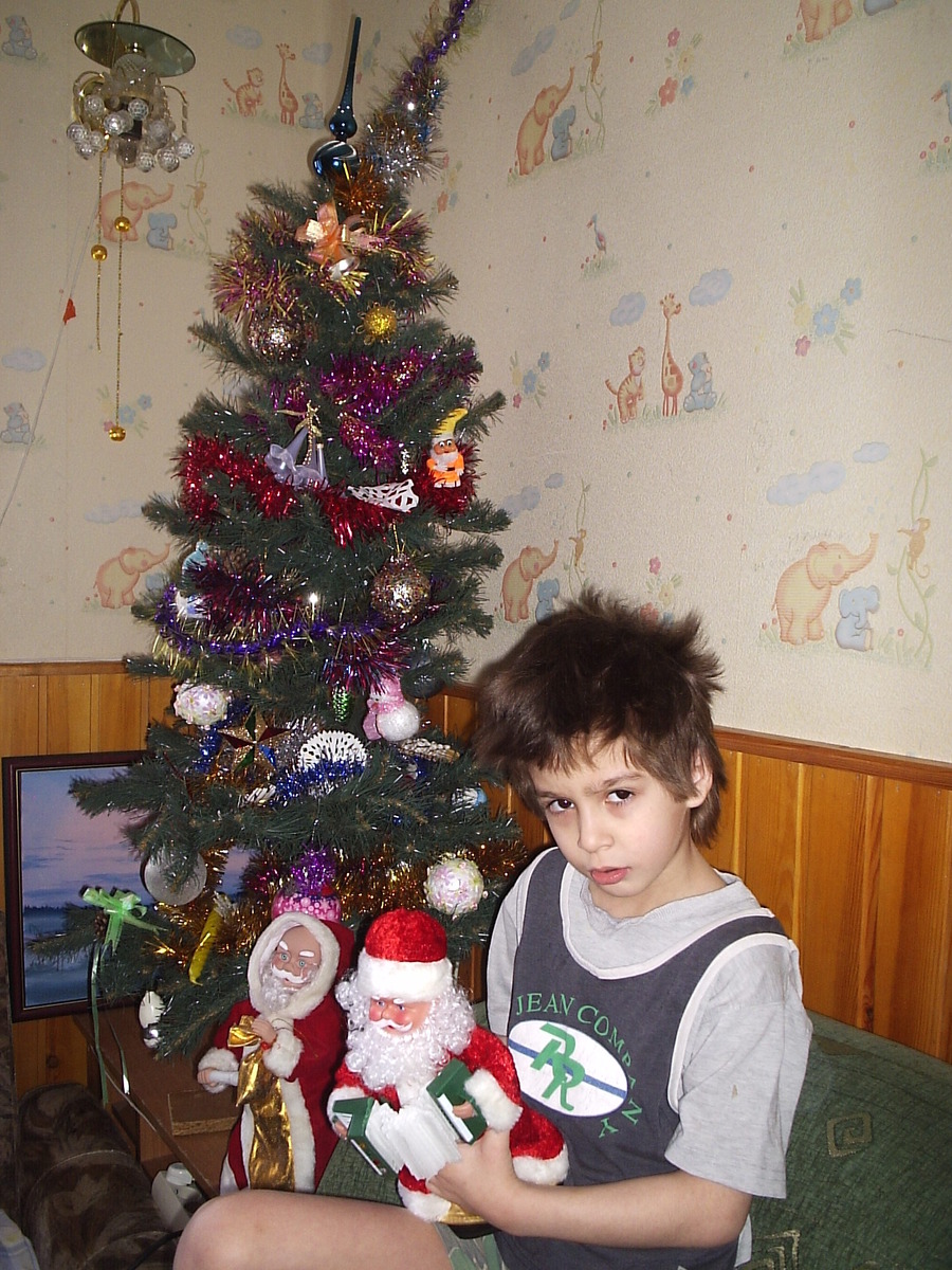 фото из архива автора. на нём ребёнок, уставший от праздников 