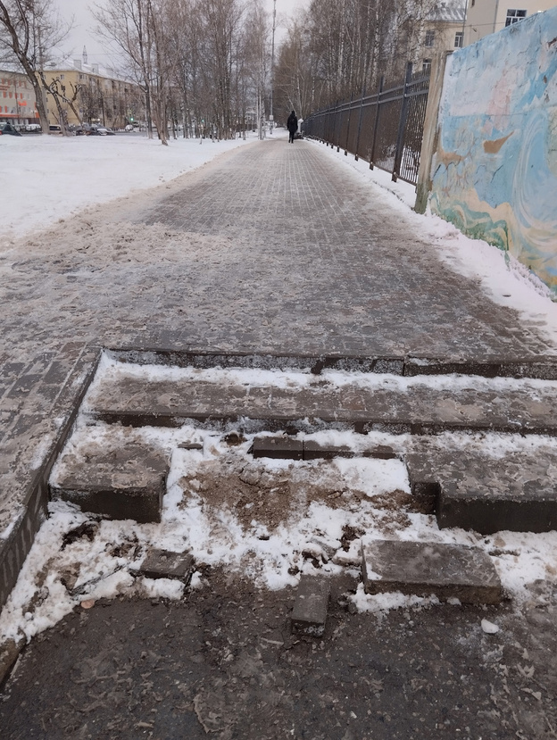    Лестницу у школы № 48 не будут ремонтировать до весны