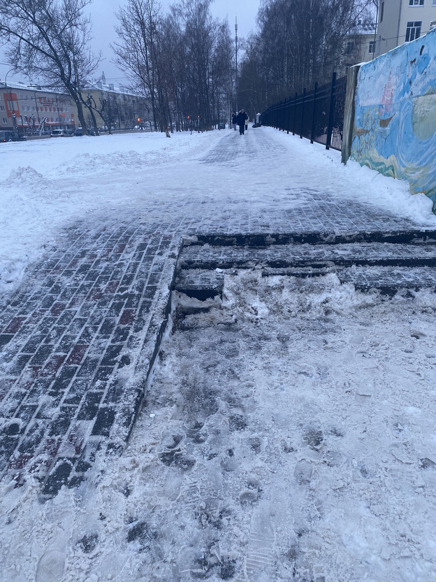    Лестницу у школы № 48 не будут ремонтировать до весны