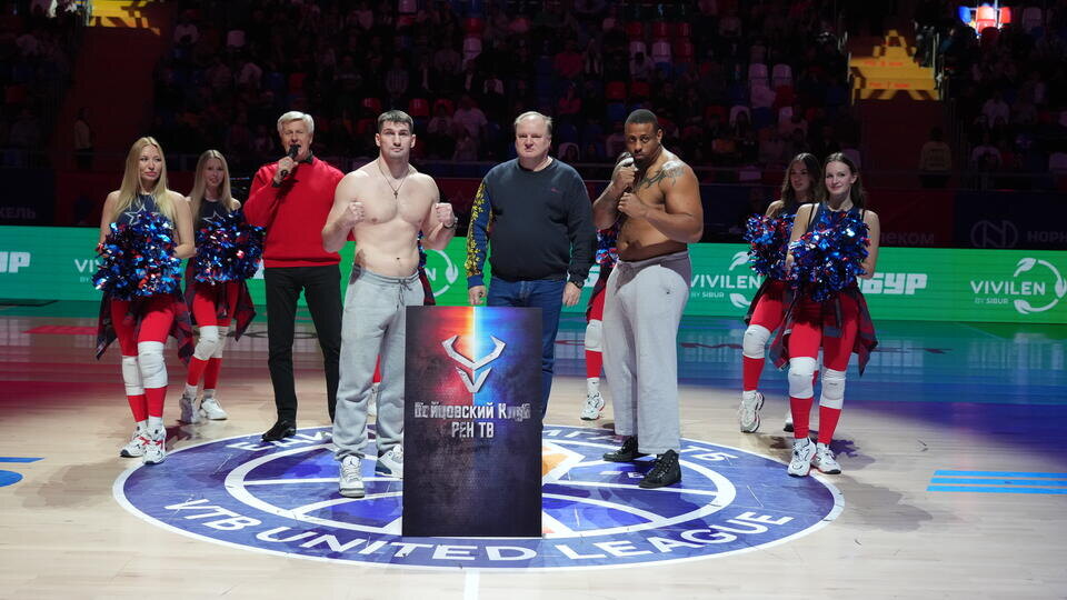     "Бойцовский клуб РЕН ТВ" провел взвешивание бойцов на баскетбольном матче ЦСКА ИЗВЕСТИЯ/Дмитрий Коротаев