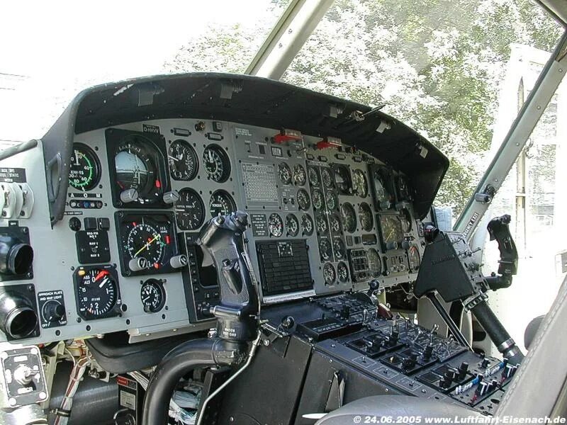 Кабина пилотов в вертолёте Bell 205. Фотография из открытых источников 