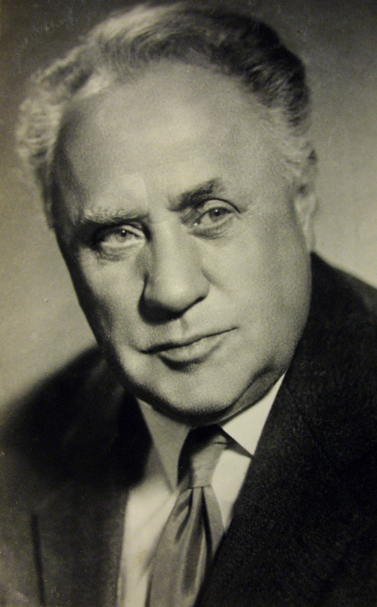 Михаил Жаров