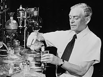 Казимир Функ — польско-американский биохимик еврейского происхождения. В 1912 году ввёл понятие витамин