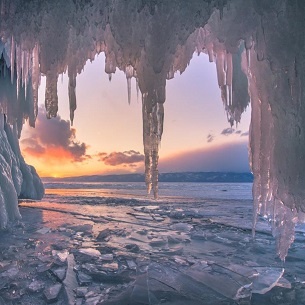 Провести Новый год на Байкале – звучит красиво, но стоит недешево. Сервис «Яндекс Путешествия» выяснил, что отдых на побережье озера 31 декабря обойдется желающим более чем в сто тысяч рублей.