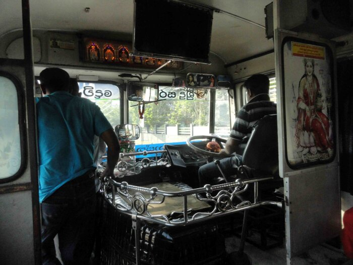На острове Шри-Ланка автобусы ходят часто и по расписанию. Проезд дешёвый. Возможно, тут знают какой-то секрет / Фото: Vostok.Today
