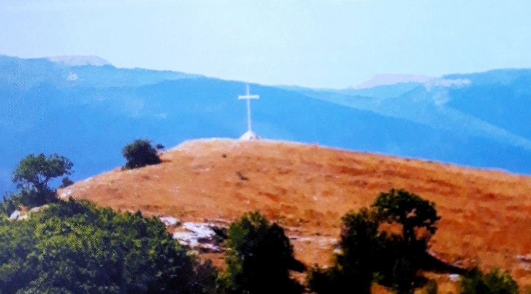Крест на одном из холмов Байдарской долины в Крыму. Здесь, согласно преданиям, проходил путь апостола Андрея 
