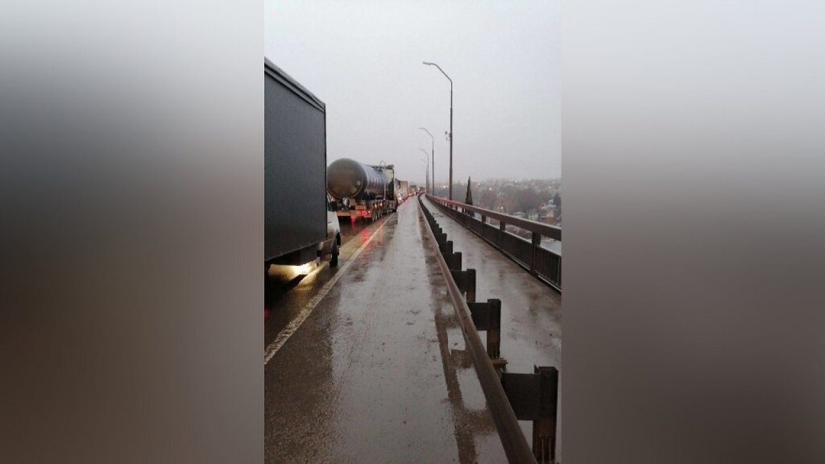    ЧП на мосту Саратов-Энгельс остановило движение транспортаНовости Саратова и области – Сетевое издание «Репортер64»