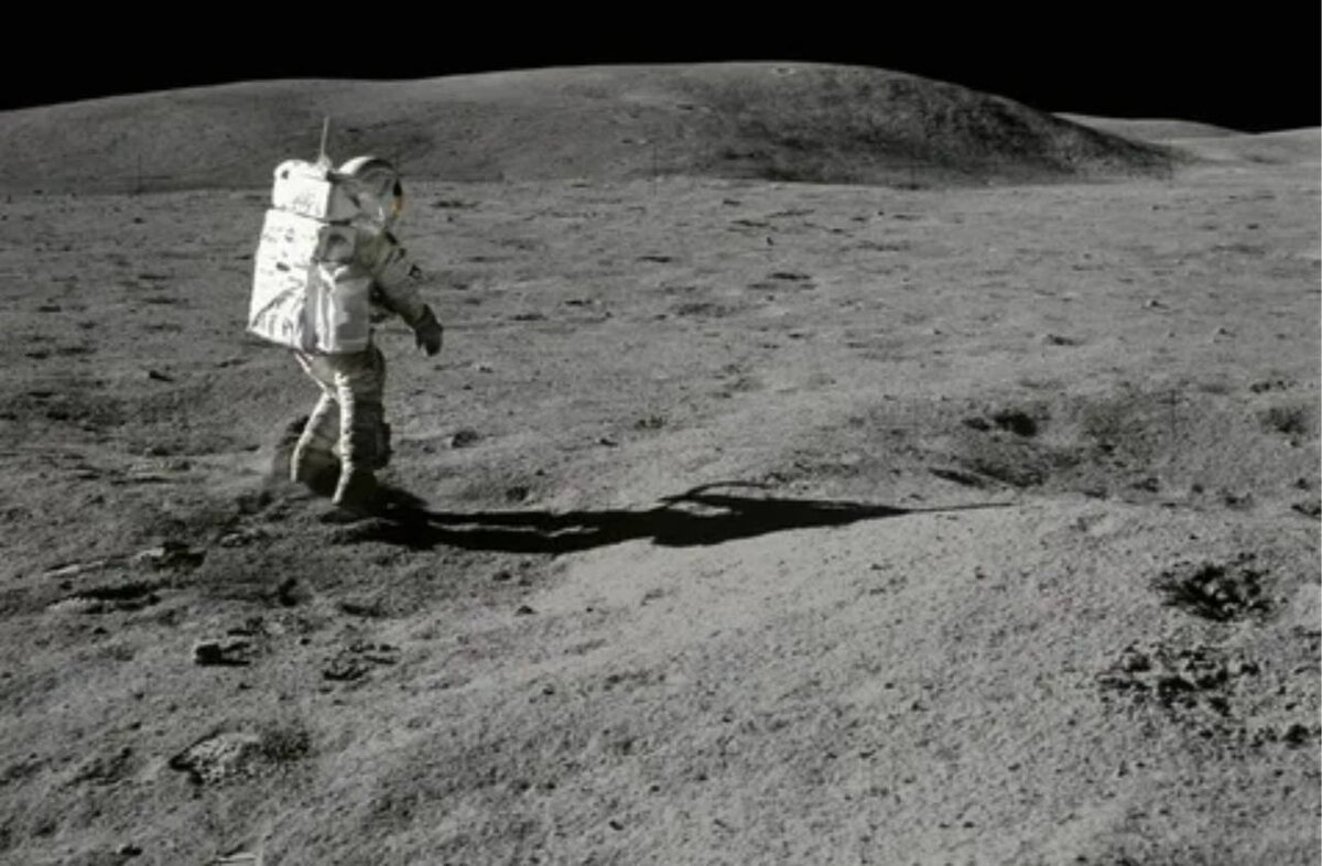 Один лунный день и ночь длится 14 дней, и даже секунды здесь тикают быстрее, чем на нашей планете