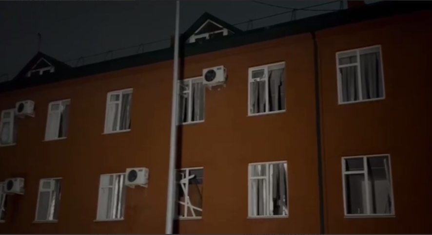     Незначительные повреждения здания. Источник: t.me/RKadyrov_95 Автор фото: Скриншот видео