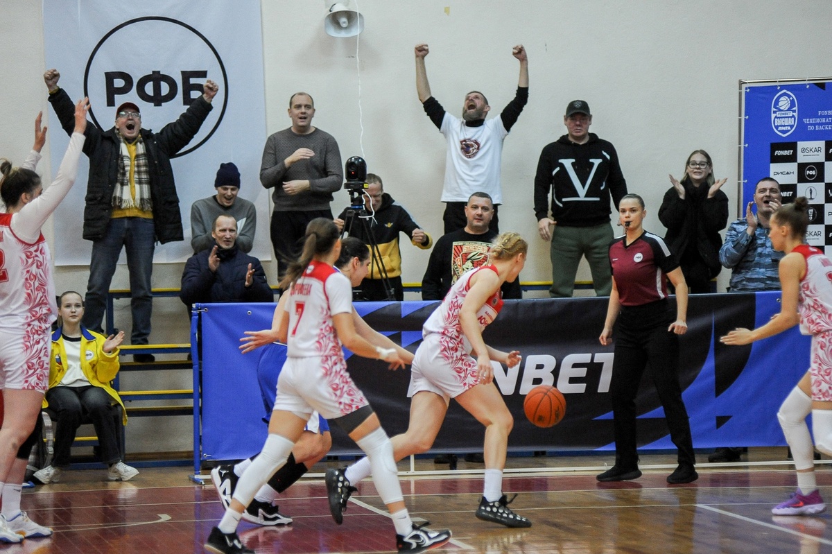 Бурю эмоций на трибунах спортзала «Юность» вызвал повторный матч с красноярским «Енисеем-2»