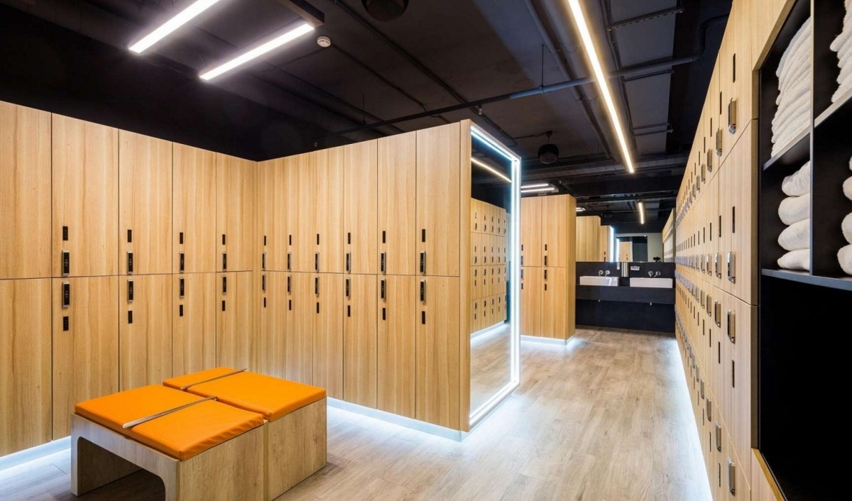 Если нет кабинок для переодевания, можно сделать это в туалете, отойти в ту зону, где нет людей, либо хотя бы натянуть трусы под полотенцем