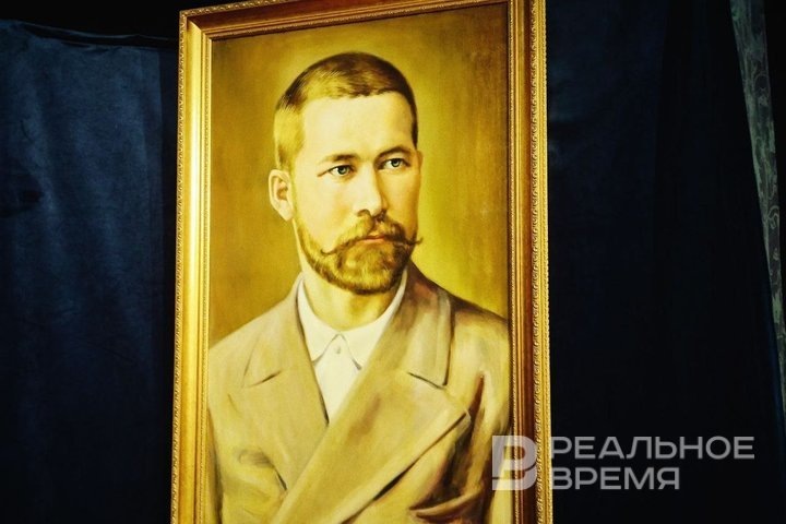 Портрет поэта позаимствовали из кабинета главы Союза писателей РТ Ркаиля Зайдуллы. Фото: Радиф Кашапов