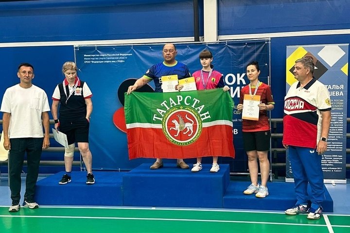 Сафира Сайфетдинова на высшей ступени пьедестала с тренером Фарходом Исмаиловым. предоставлено Фарходом Исмаиловым