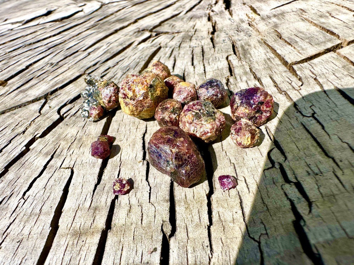 Несколько необработанных гранатов