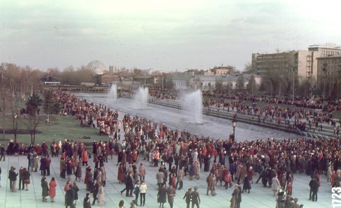 Людная Плотинка образца 1981 года!… Взял отсюда: http://1723.ru/photo/zas2.htm