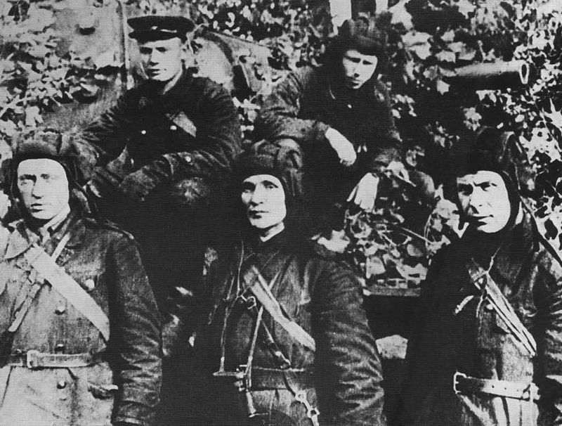 Экипаж старшего лейтенанта Зиновия Колобанова (фото из открытых источников)