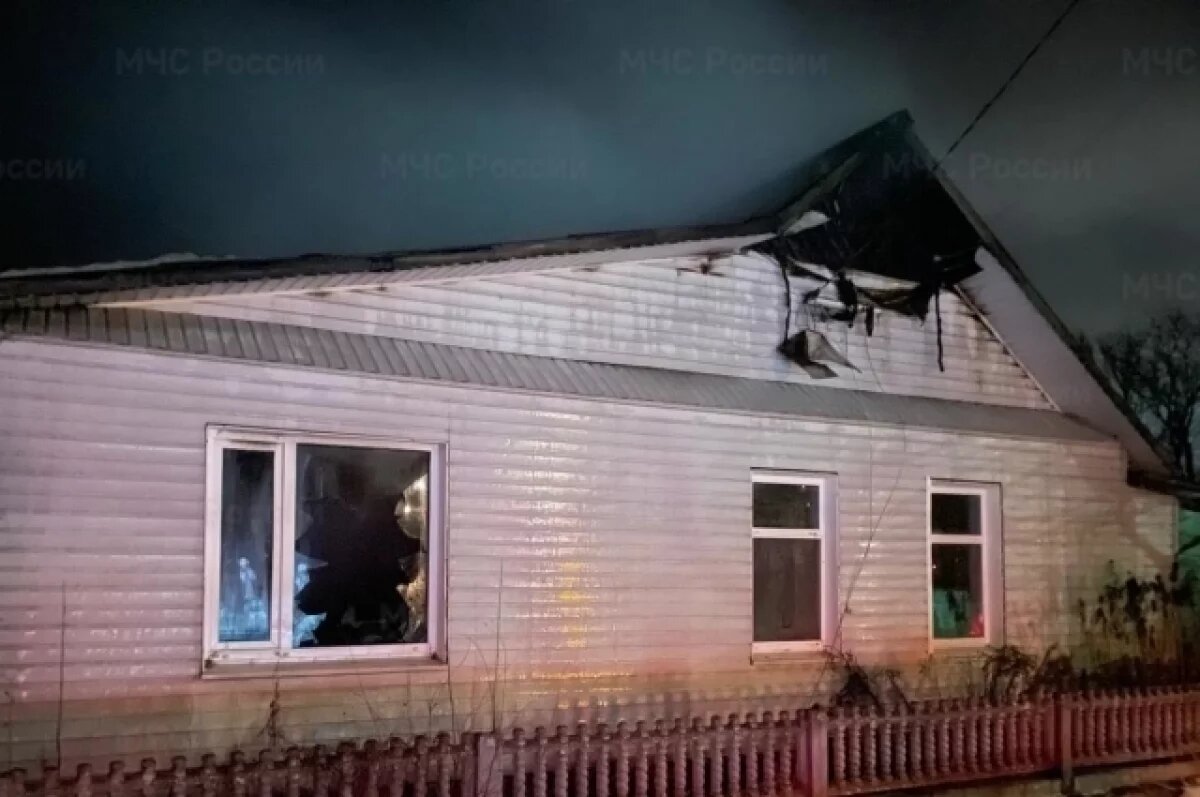    В ночь на 12 декабря в брянском поселке Калинин загорелся жилой дом