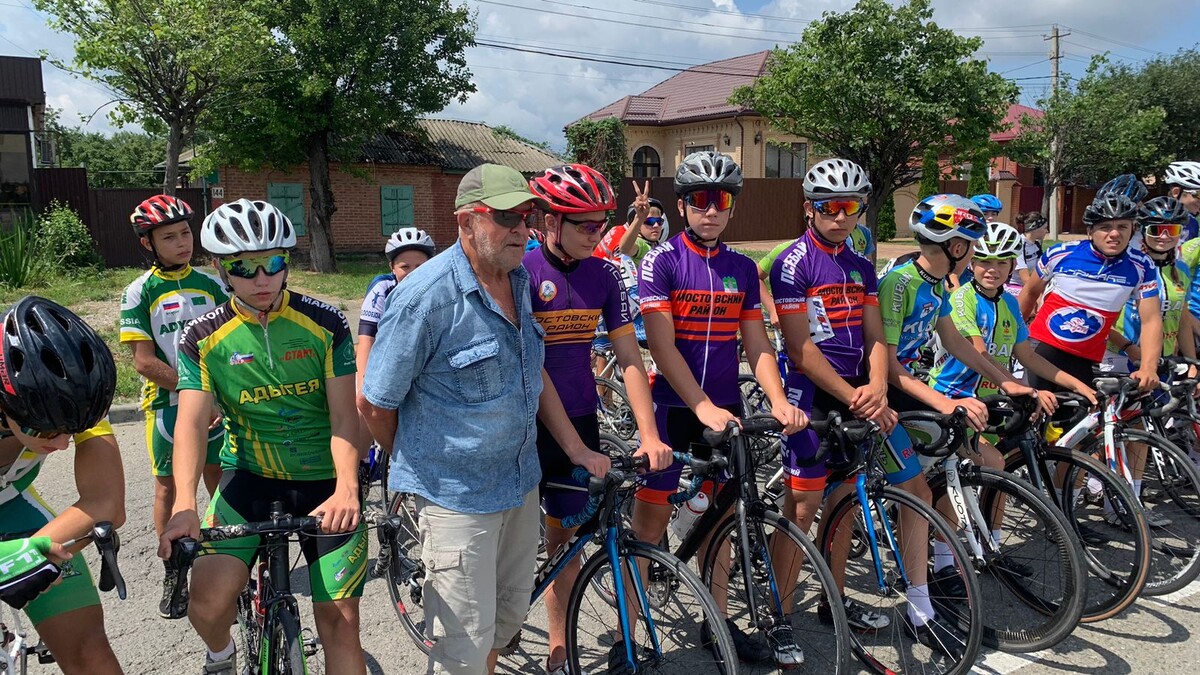 Тренер Олег Никандров со своими воспитанниками.
