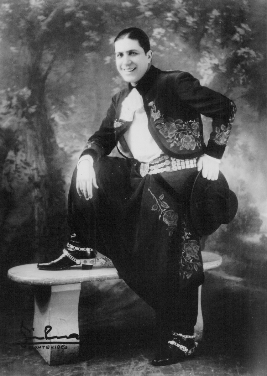 Карлос Гардель (Фото: https://commons.wikimedia.org/w/index.php?curid=42479274. Авторство: Unidentified photographer. General Archive of the Nation, Общественное достояние.) 