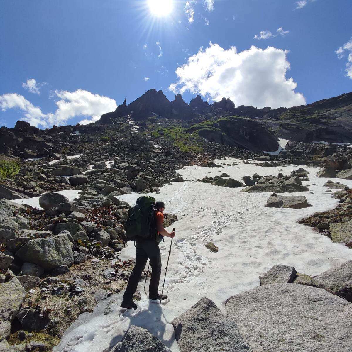Как может выглядеть местность в национальном парке Ергаки в конце июня.