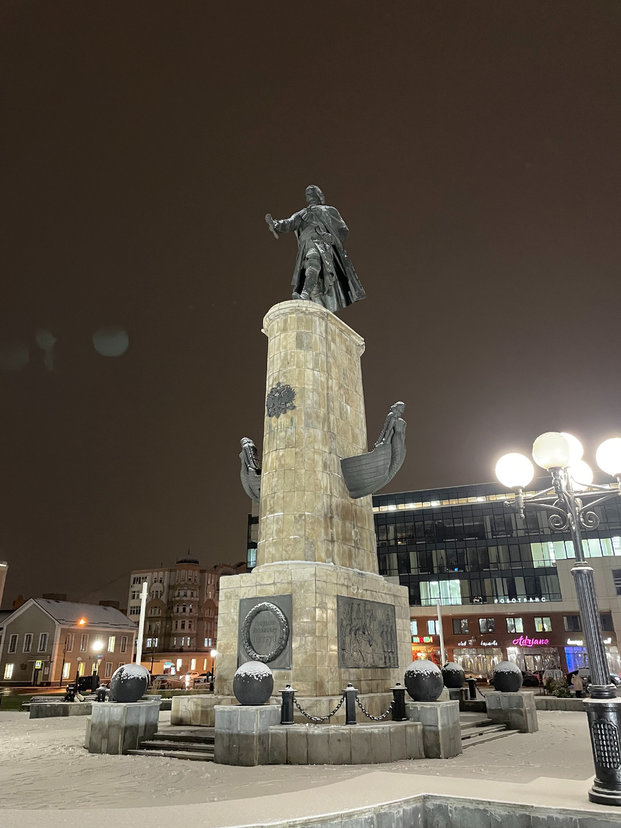 Памятник Петру I на площади его же имени