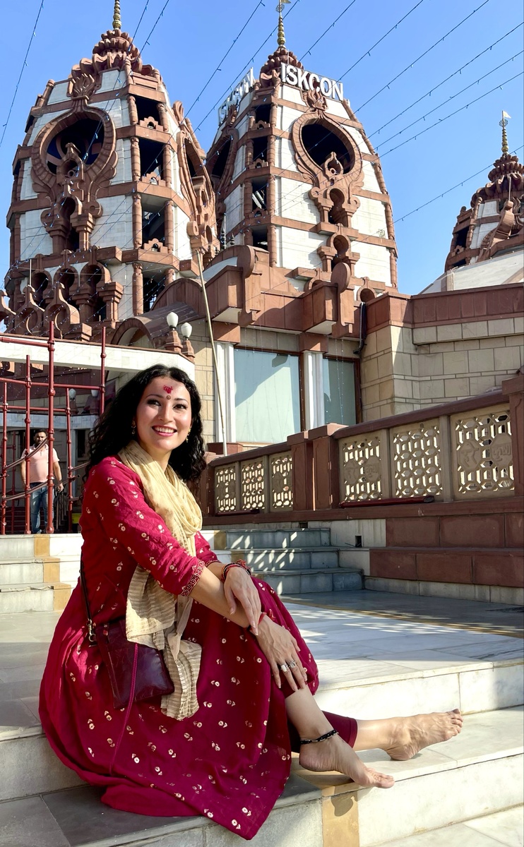 На ступенях в храм