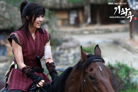 Визуальный стиль и атмосферные элементы
Одним из самых ярких аспектов данного произведения является его визуальный стиль, который умело передает атмосферу эпохи. Каждая сцена наполнена живыми цветами и изумительными деталями, которые не только радуют глаз, но и помогают почувствовать дух времени. Костюмы, интерьеры и ландшафты были тщательно проработаны, что делает восприятие сериала более полноценным и погружающим.Звуковое оформление также играет важную роль в создании общей картины. Музыкальные темы, звучащие в ключевые моменты сюжета, усиливают эмоции и укореняют зрителей в переживаниях героев. Звуковые эффекты, подобранные с большой тщательностью, также добавляют глубины, подчеркивая важные моменты, и создают у зрителя ощущение сопереживания над происходящим.Картинка изобилует красивыми пейзажами и динамичными сценами, что делает каждую серию настоящим произведением искусства. Именно этот визуальный аспект помогает задать настроение и формирует атмосферу, в которой разворачивается событие, что усиливает эффект от просмотра.