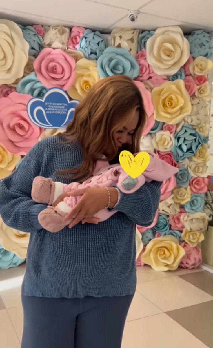 Корнелия Манго с дочкой на выписке. Фото: соцсети