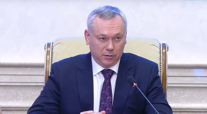    Кадр из трансляции пресс-конференции Андрея Травникова