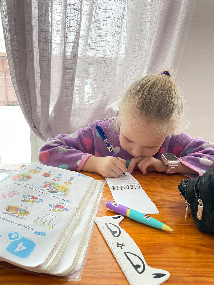 Моя дочь делает уроки. Английский отдельная тема.