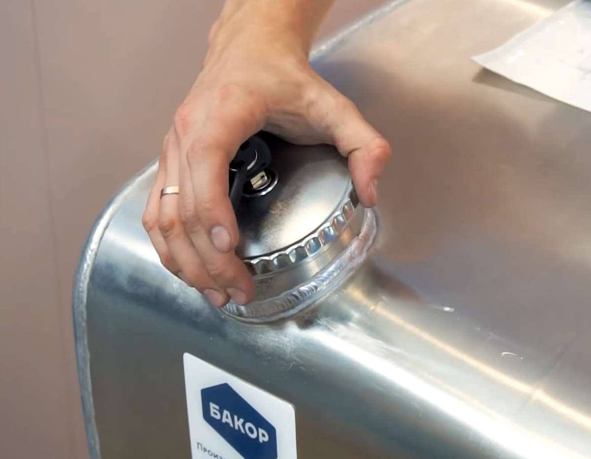 Горловина топливного бака БАКОР объемом 410 литров с антисливной защитой для сохранности вашего топлива