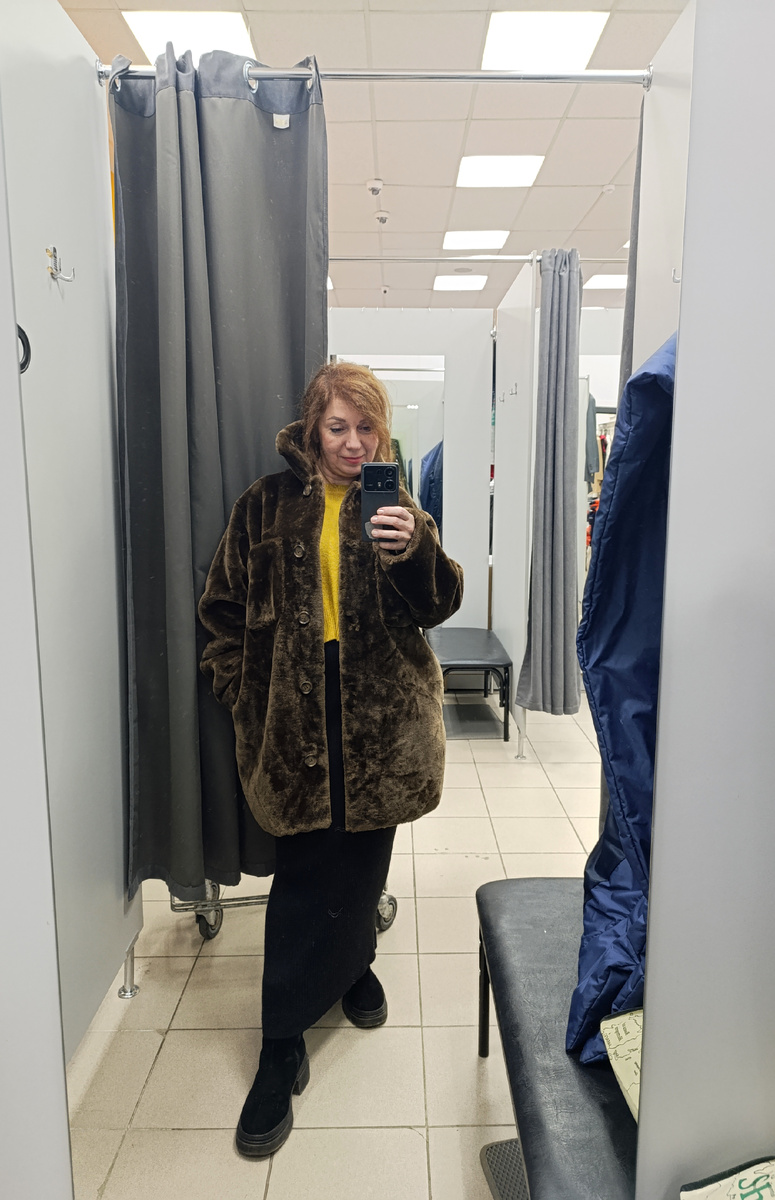 Моя шоколадная шубка. Карманов - аж 4! Воротник стойка. Все фото автора.