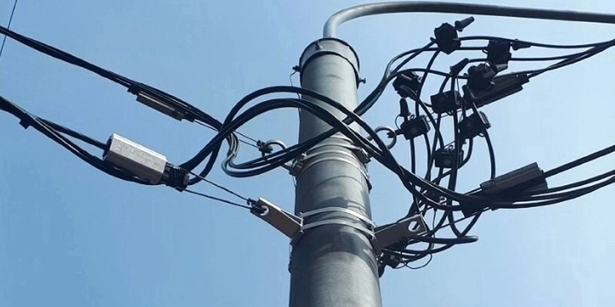 Металлическая опора освещения с проводами СИП