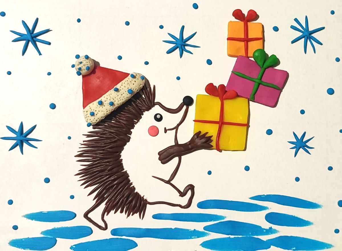 Готовый вариант аппликации из пластилина на картоне Ёжик с новогодними подарками на канале Лепим с Таней.