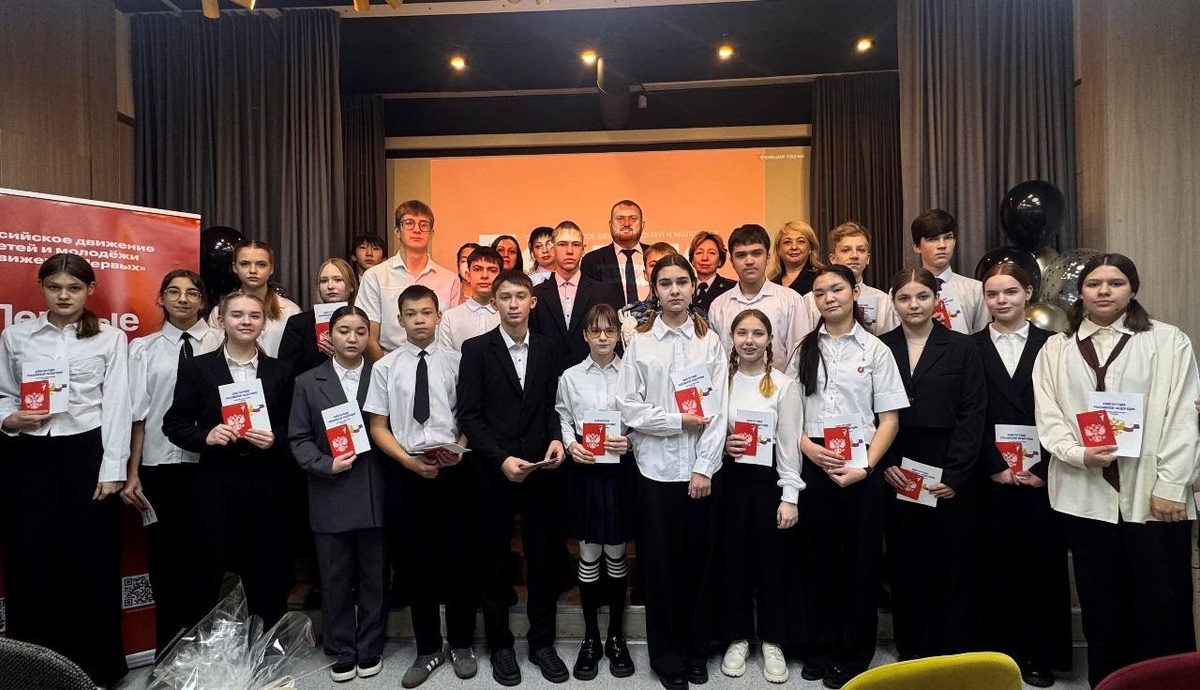    Глава Орска вручил 26 школьникам их паспорта в преддверии Дня Конституции