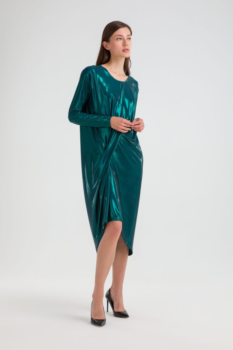 Платье из блестящей ткани