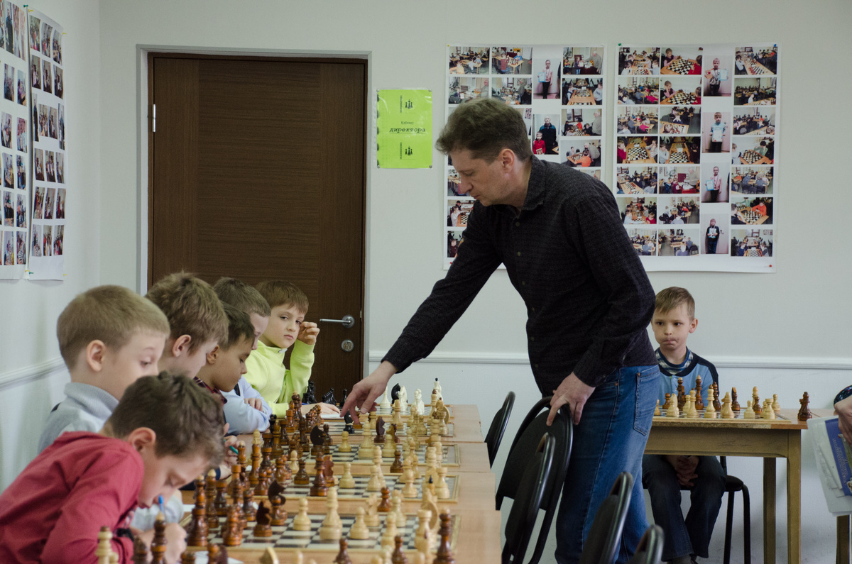 Мастер FIDE Д.Н. Бирючатников дает сеанс одновременной игры.