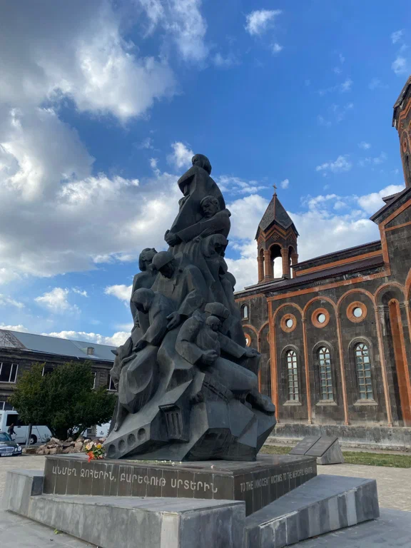 Из интернета. Памятник жертвам Спитакского землетрясения