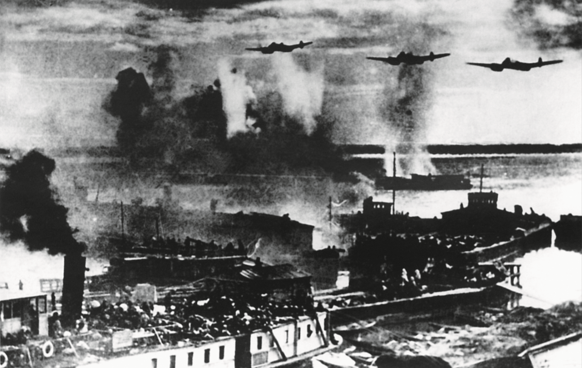 Фашистские самолеты бомбят речные причалы