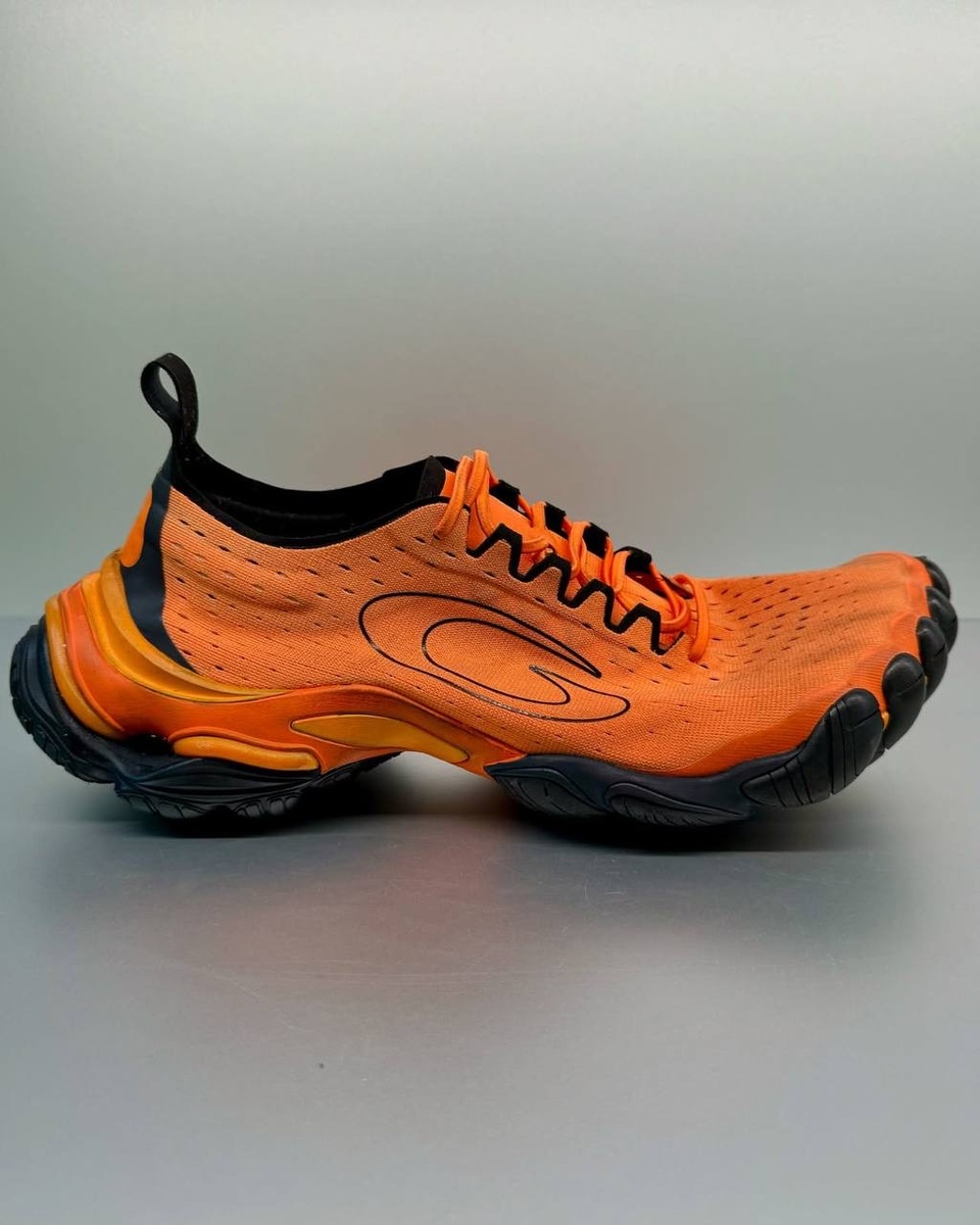 Balenciaga представила анатомичные кроссовки Anatomic Runner Fall 2025 
