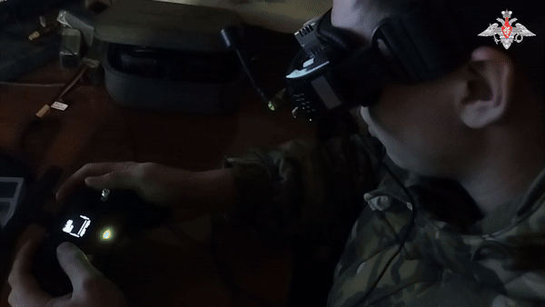    Наши "птички" разбирают любые укрытия противника //Видео с официальной страницы Минобороны